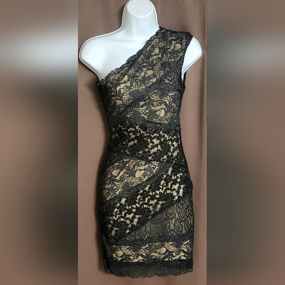 Bebe Black and cream asymmetrical one shoulder mini dress XS